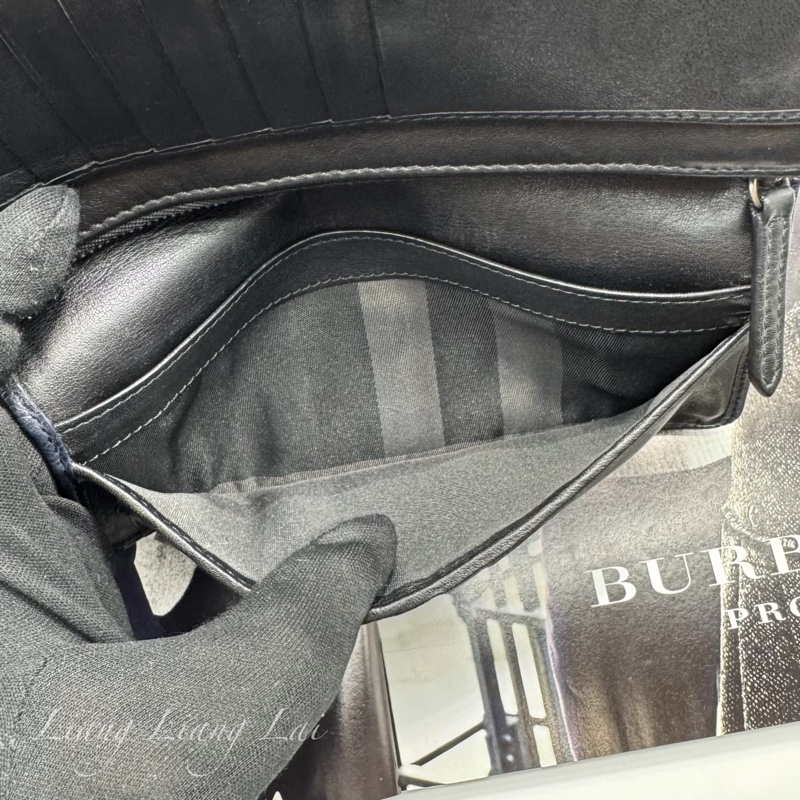 BURBERRY荔枝紋小牛皮深藍色對開長夾-11