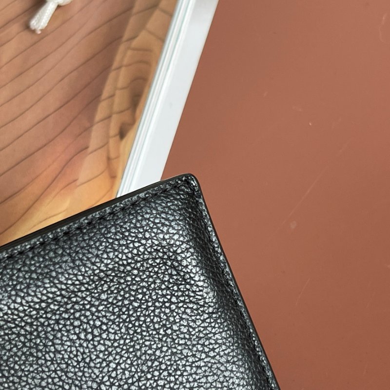 ::COACH:: 低調全黑皮革男士對開短夾 內零錢袋-6