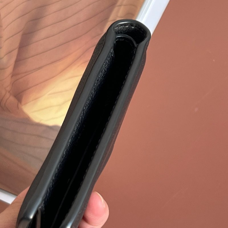 ::COACH:: 低調全黑皮革男士對開短夾 內零錢袋-12