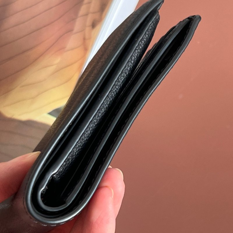 ::COACH:: 低調全黑皮革男士對開短夾 內零錢袋-13