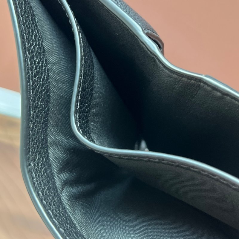 ::COACH:: 低調全黑皮革男士對開短夾 內零錢袋-19