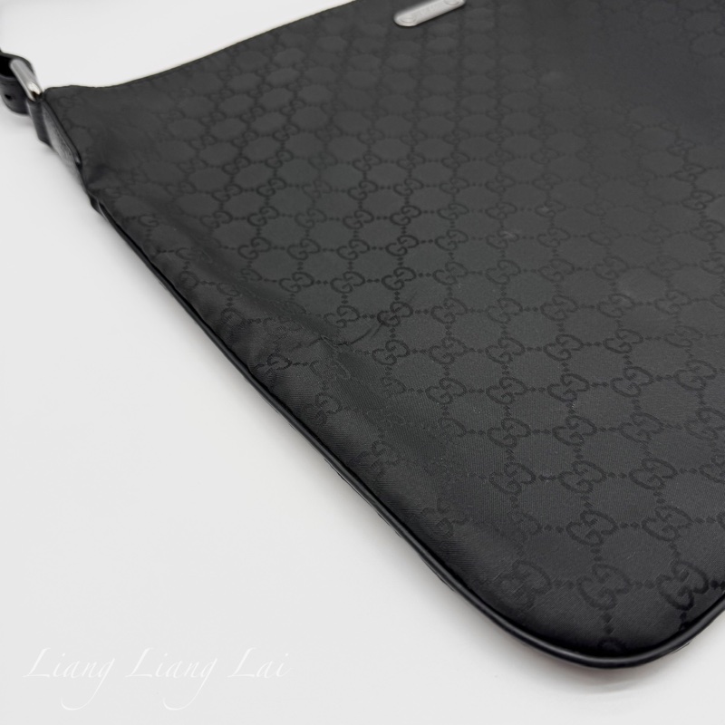 GUCCI經典雙G LOGO緹花緞面皮飾邊大斜背包-23