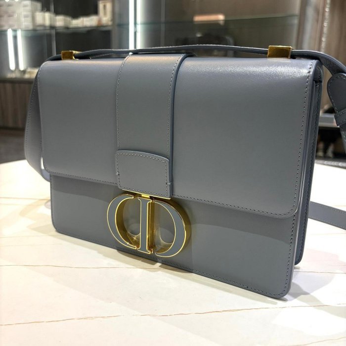 *SHIHNA名牌精品*Dior 雲藍灰拋光小牛皮30Montaigne金釦下蓋肩斜背包-0