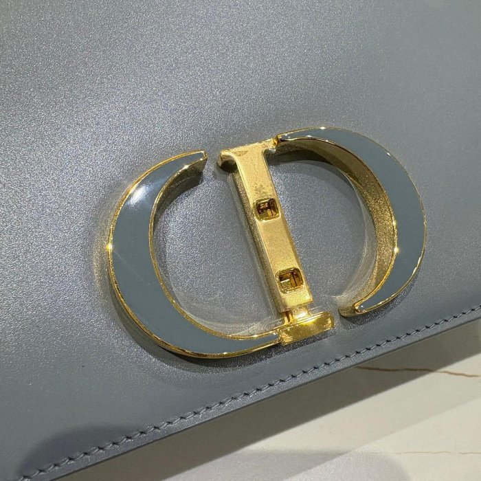 *SHIHNA名牌精品*Dior 雲藍灰拋光小牛皮30Montaigne金釦下蓋肩斜背包-4