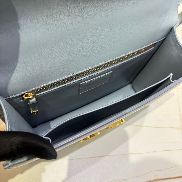 *SHIHNA名牌精品*Dior 雲藍灰拋光小牛皮30Montaigne金釦下蓋肩斜背包-6