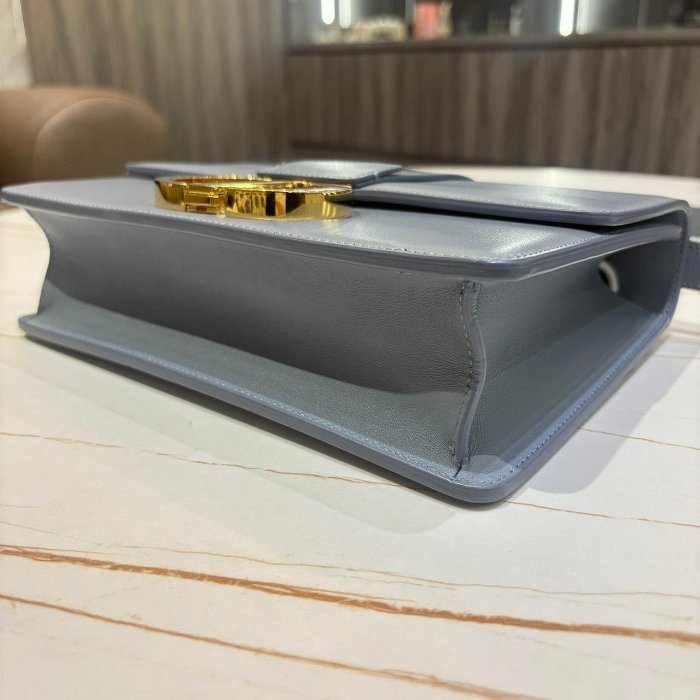 *SHIHNA名牌精品*Dior 雲藍灰拋光小牛皮30Montaigne金釦下蓋肩斜背包-8