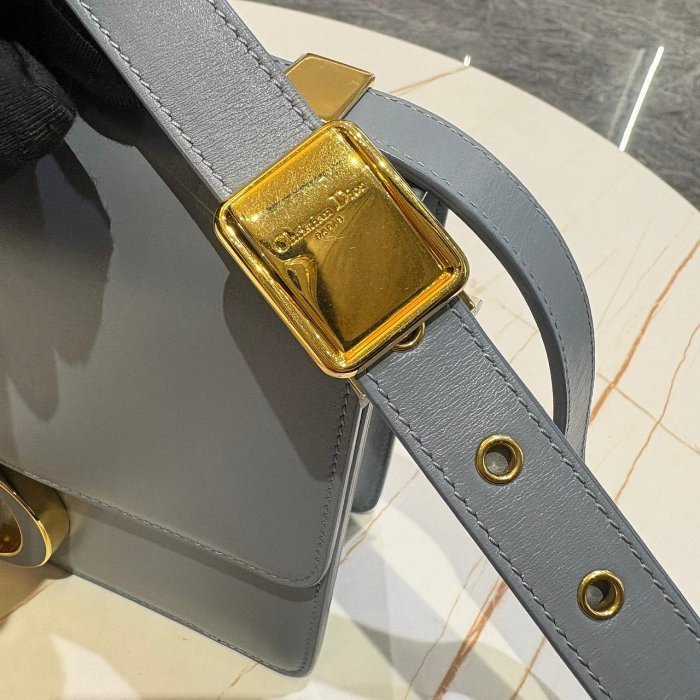 *SHIHNA名牌精品*Dior 雲藍灰拋光小牛皮30Montaigne金釦下蓋肩斜背包-9