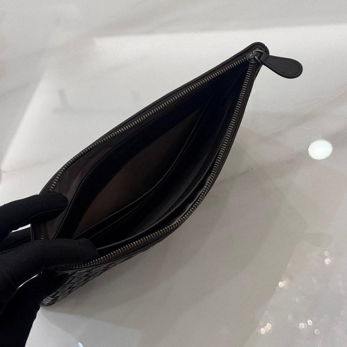*SHIHNA名牌精品*Bottega Veneta Intrecciato 深咖啡色 經典編織羊皮拉鍊手拿包-2