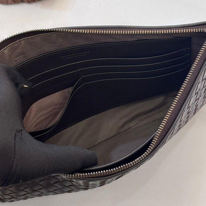 *SHIHNA名牌精品*Bottega Veneta Intrecciato 深咖啡色 經典編織羊皮拉鍊手拿包-3
