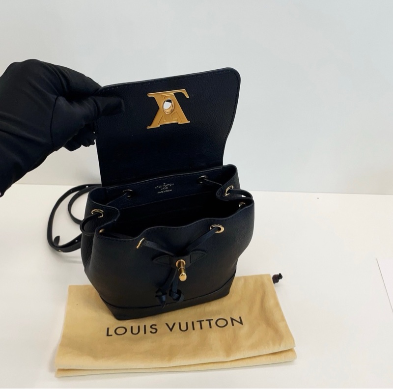 LV lock me系列黑金全皮 mini迷你雙肩包後背包-6