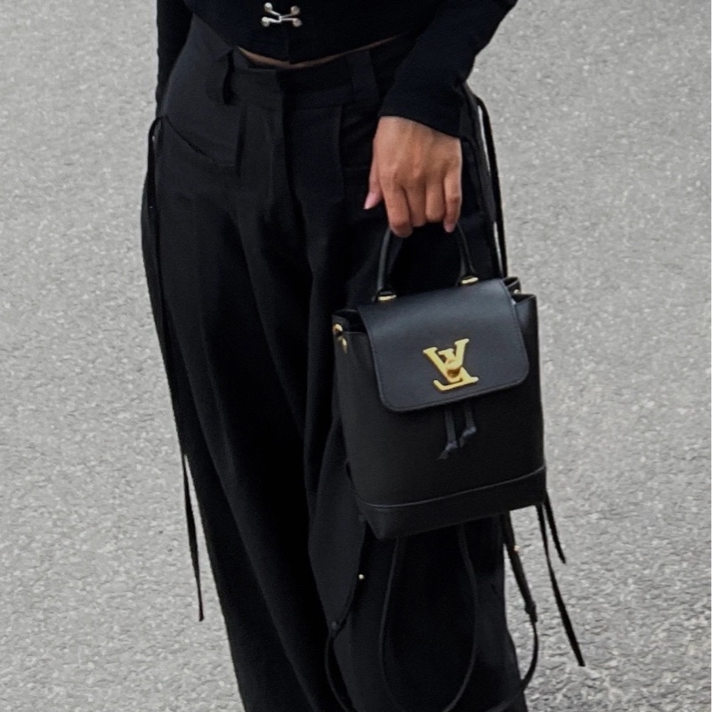LV lock me系列黑金全皮 mini迷你雙肩包後背包-7