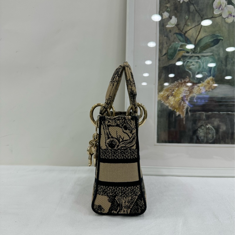 Dior/迪奧刺繡戴妃包動物園系列金扣 配件有塵袋 肩帶 22年標 閒置 尺寸16.5*14-3