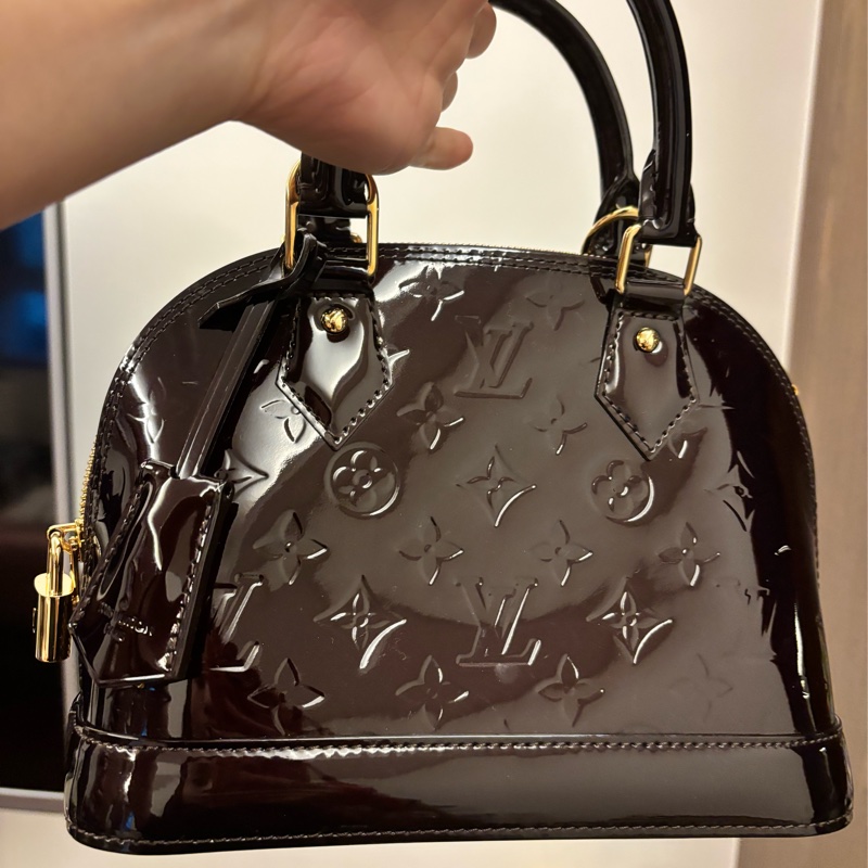 LV Alma bb 美拉德酒紅色漆皮貝殼包-5