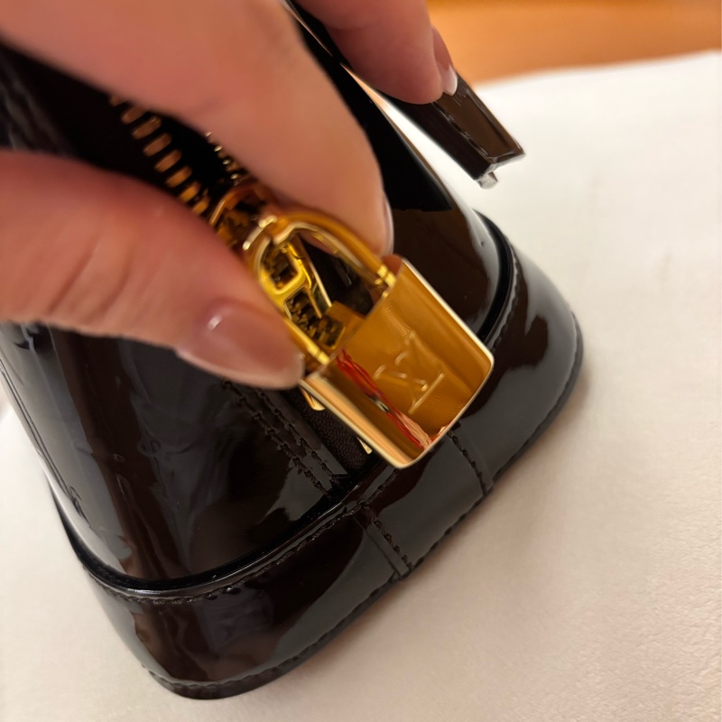 LV Alma bb 美拉德酒紅色漆皮貝殼包-11