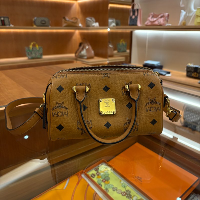 【現貨｜快速出貨】MCM Em Seem Mini Boston Bag｜迷你波士頓包｜經典Visetos圖騰｜手提斜背兩用小包-0