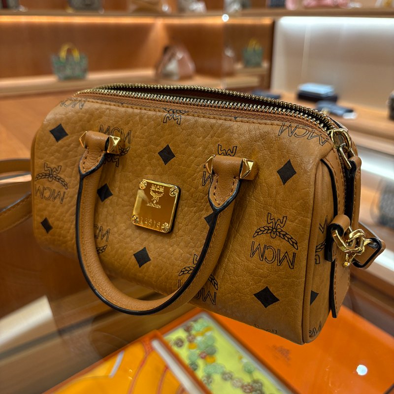 【現貨｜快速出貨】MCM Em Seem Mini Boston Bag｜迷你波士頓包｜經典Visetos圖騰｜手提斜背兩用小包-1