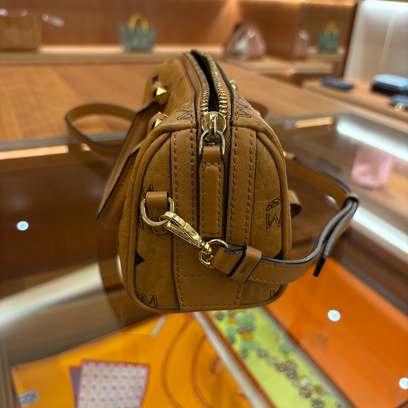 【現貨｜快速出貨】MCM Em Seem Mini Boston Bag｜迷你波士頓包｜經典Visetos圖騰｜手提斜背兩用小包-2