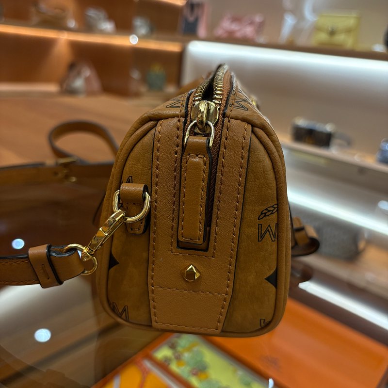 【現貨｜快速出貨】MCM Em Seem Mini Boston Bag｜迷你波士頓包｜經典Visetos圖騰｜手提斜背兩用小包-3
