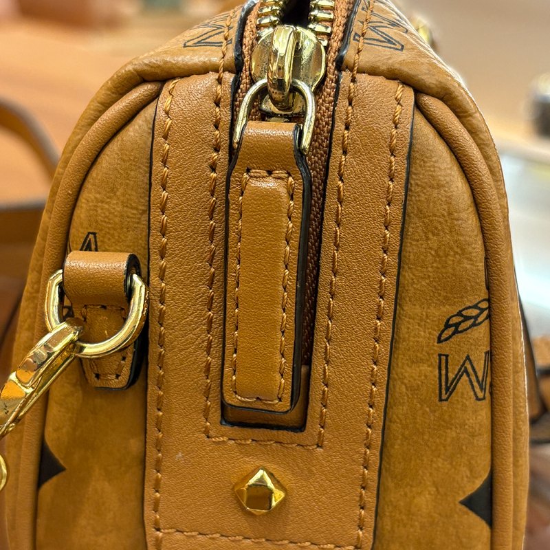 【現貨｜快速出貨】MCM Em Seem Mini Boston Bag｜迷你波士頓包｜經典Visetos圖騰｜手提斜背兩用小包-4