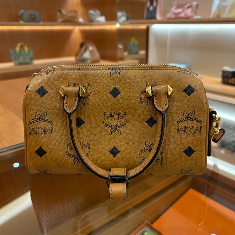 【現貨｜快速出貨】MCM Em Seem Mini Boston Bag｜迷你波士頓包｜經典Visetos圖騰｜手提斜背兩用小包-8