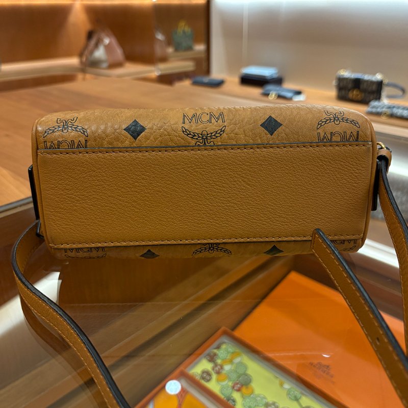 【現貨｜快速出貨】MCM Em Seem Mini Boston Bag｜迷你波士頓包｜經典Visetos圖騰｜手提斜背兩用小包-9