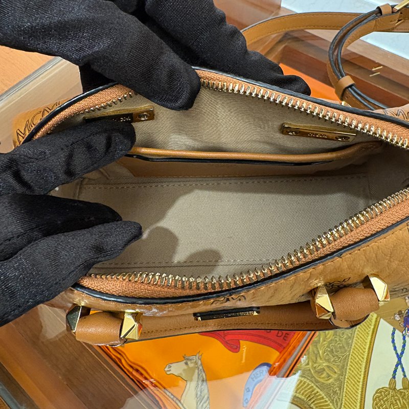 【現貨｜快速出貨】MCM Em Seem Mini Boston Bag｜迷你波士頓包｜經典Visetos圖騰｜手提斜背兩用小包-10