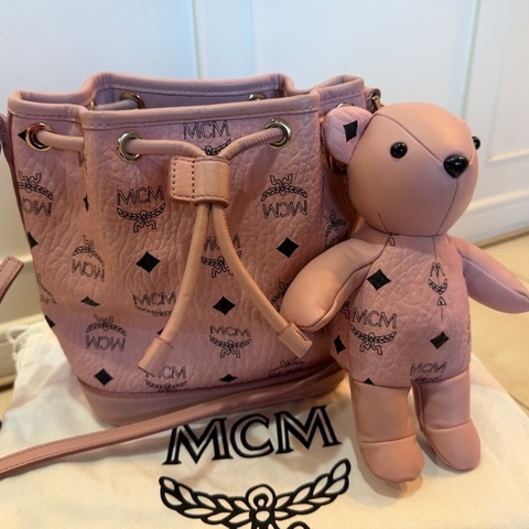 MCM Bear 粉色小熊玩偶造型束口水桶包(玩偶可當鑰匙圈使用)
