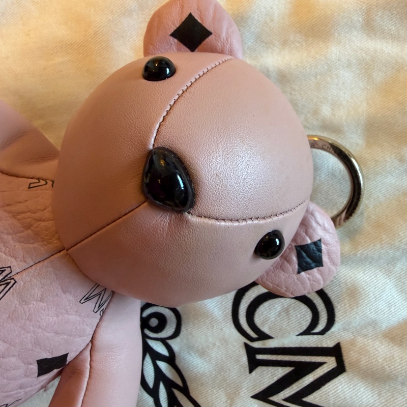 MCM Bear 粉色小熊玩偶造型束口水桶包(玩偶可當鑰匙圈使用)-1