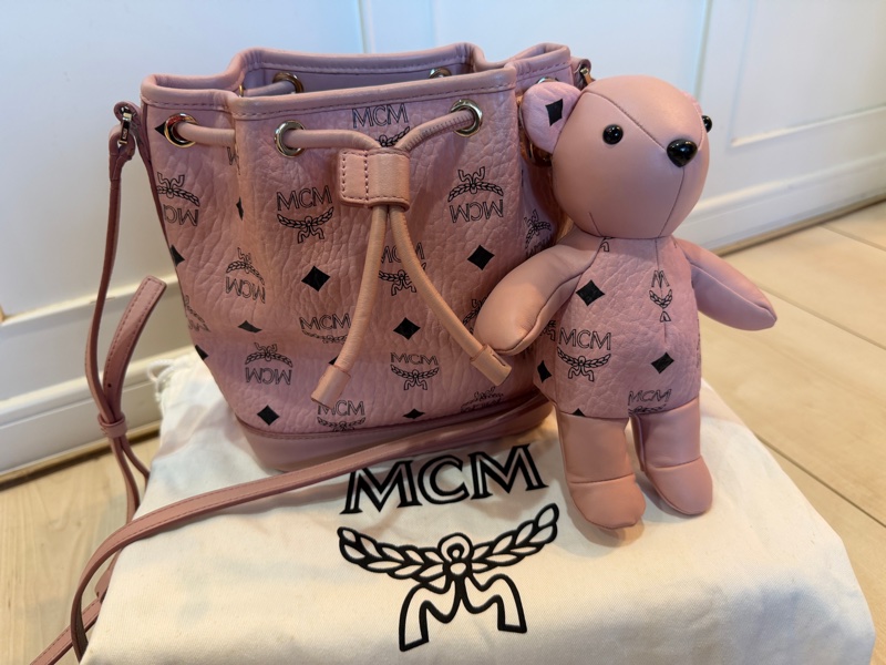 MCM Bear 粉色小熊玩偶造型束口水桶包(玩偶可當鑰匙圈使用)-5