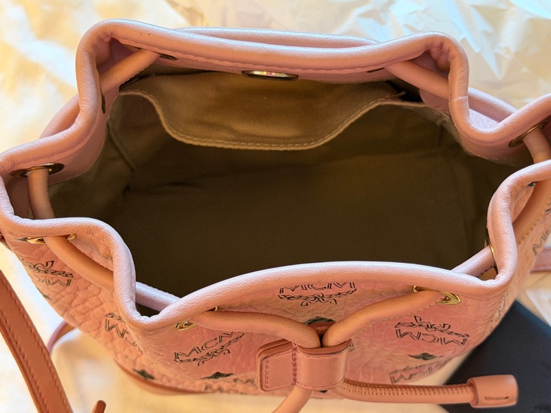 MCM Bear 粉色小熊玩偶造型束口水桶包(玩偶可當鑰匙圈使用)-8