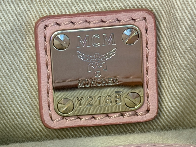 MCM Bear 粉色小熊玩偶造型束口水桶包(玩偶可當鑰匙圈使用)-9