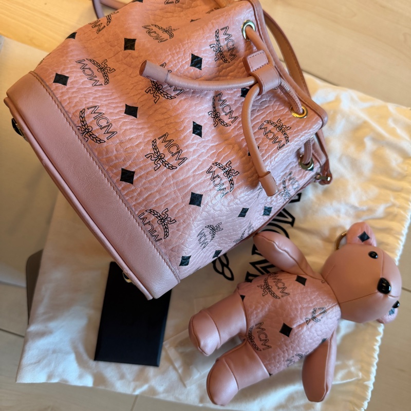 MCM Bear 粉色小熊玩偶造型束口水桶包(玩偶可當鑰匙圈使用)-10