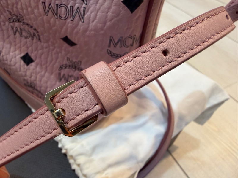 MCM Bear 粉色小熊玩偶造型束口水桶包(玩偶可當鑰匙圈使用)-13