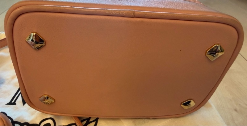 MCM Bear 粉色小熊玩偶造型束口水桶包(玩偶可當鑰匙圈使用)-17