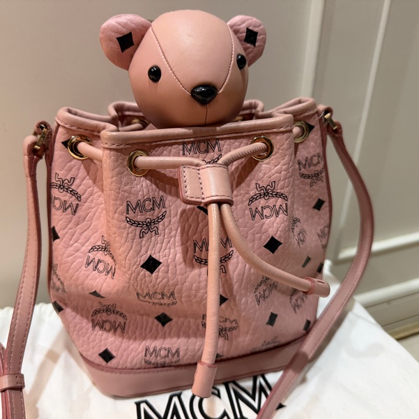 MCM Bear 粉色小熊玩偶造型束口水桶包(玩偶可當鑰匙圈使用)-4