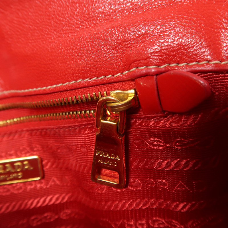 PRADA Saffiano Vernice Shoulder Bag金扣肩背袋-15