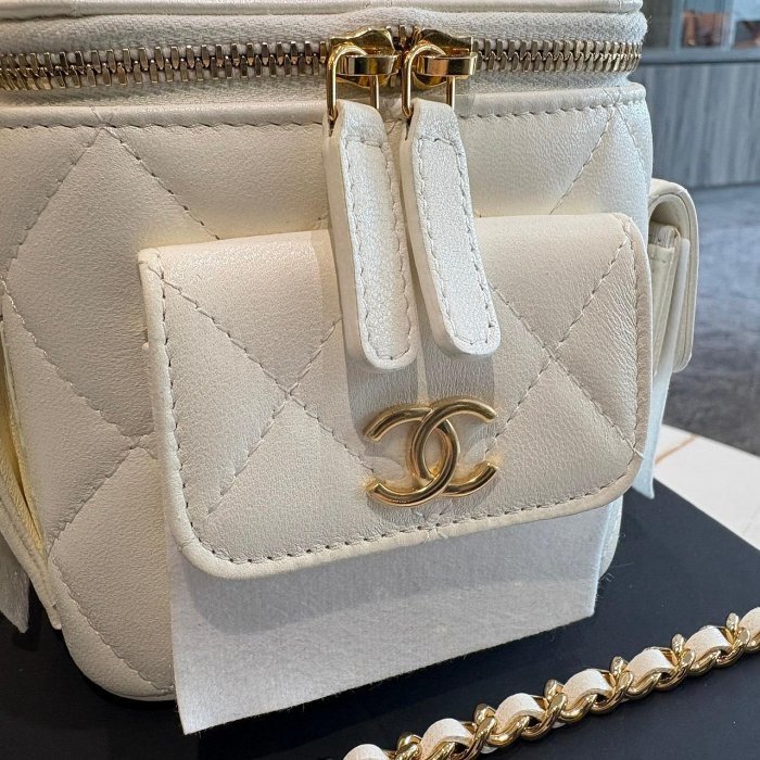 *SHIHNA名牌精品* CHANEL 白色菱格紋皮革小型化妝箱鍊包 (芯片款)-1