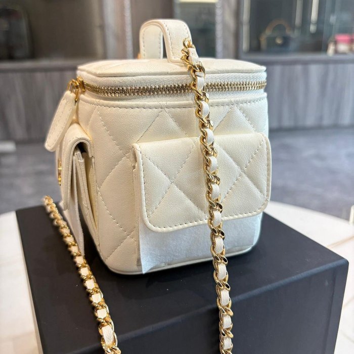 *SHIHNA名牌精品* CHANEL 白色菱格紋皮革小型化妝箱鍊包 (芯片款)-2
