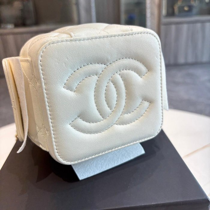 *SHIHNA名牌精品* CHANEL 白色菱格紋皮革小型化妝箱鍊包 (芯片款)-4