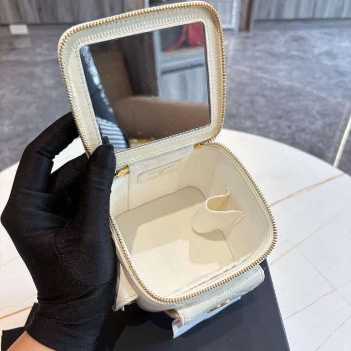 *SHIHNA名牌精品* CHANEL 白色菱格紋皮革小型化妝箱鍊包 (芯片款)-6