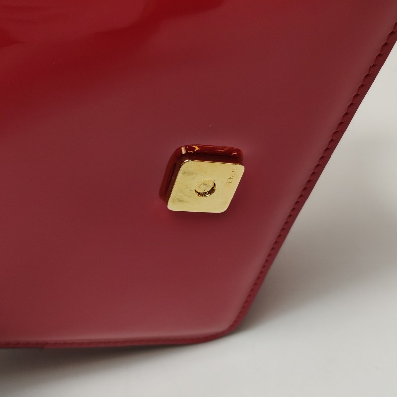 Fendi Karligraphy漆皮純色花體雙F logo斜背包-8