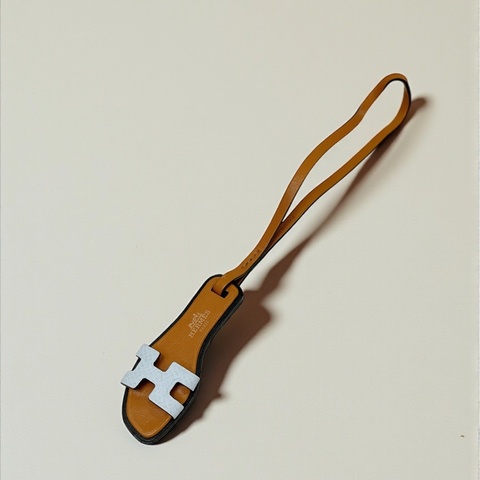 莉亞精品♡ Hermes Oran 拖鞋皮革吊飾  淺藍色 近新美品