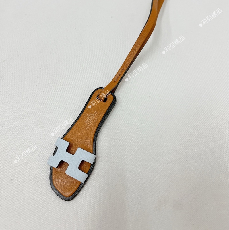 莉亞精品♡ Hermes Oran 拖鞋皮革吊飾  淺藍色 近新美品-1