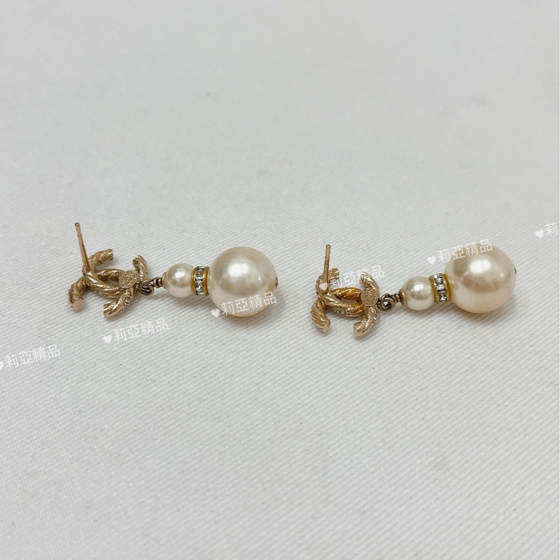莉亞精品♡ Chanel 垂吊珍珠耳針 二手美品-2