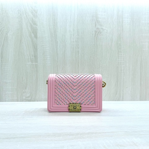 CHANEL粉色boy山型紋羊皮金釦腰包