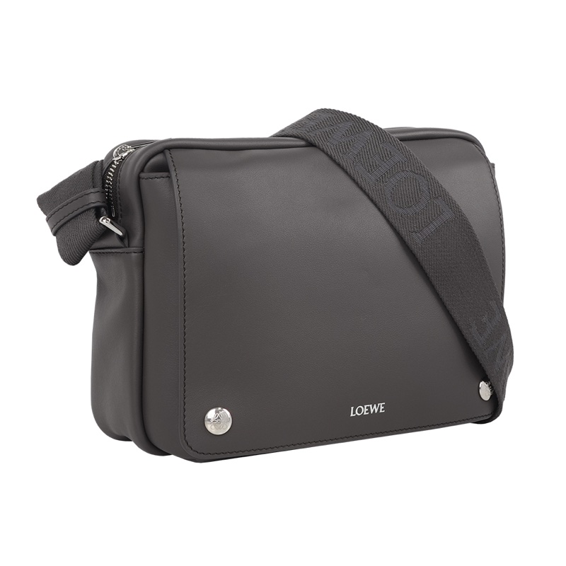 Pebble 光滑小牛皮中型翻蓋郵差包(深灰色)-1