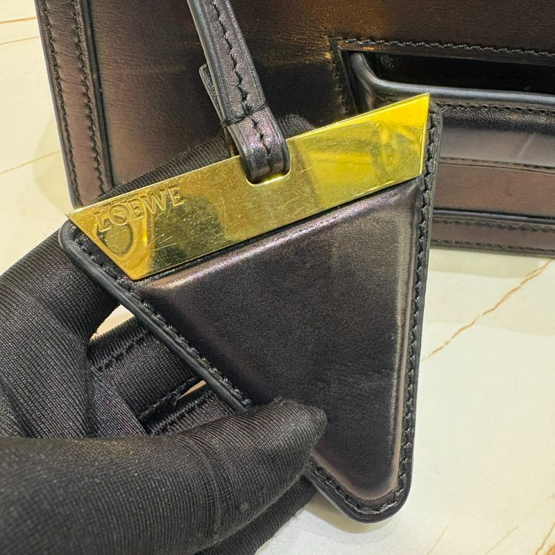 *SHIHNA名牌精品*LOEWE Barcelona 黑色中號 小牛皮金釦掀蓋斜背包-2