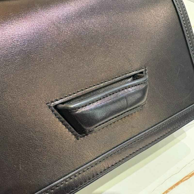 *SHIHNA名牌精品*LOEWE Barcelona 黑色中號 小牛皮金釦掀蓋斜背包-3