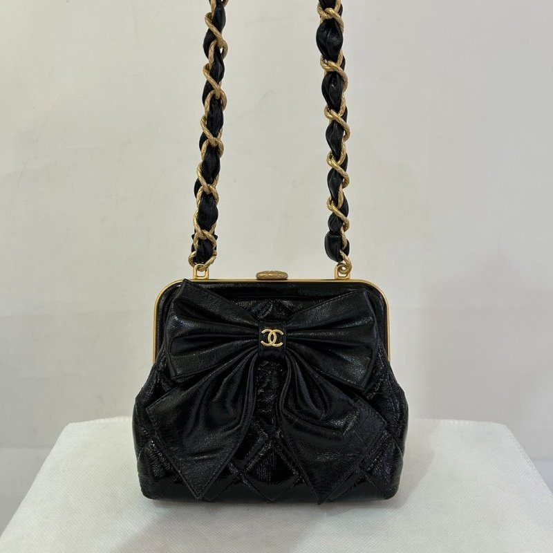 CHANEL油臘牛皮蝴蝶結祖母釦小斜背-0