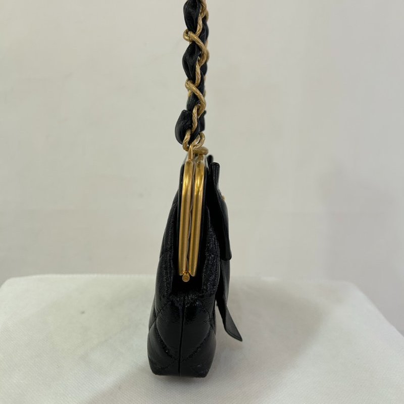 CHANEL油臘牛皮蝴蝶結祖母釦小斜背-1